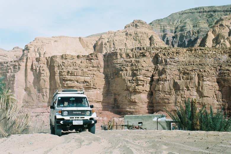 Discover the White Canyon in an offroading vehicle!
